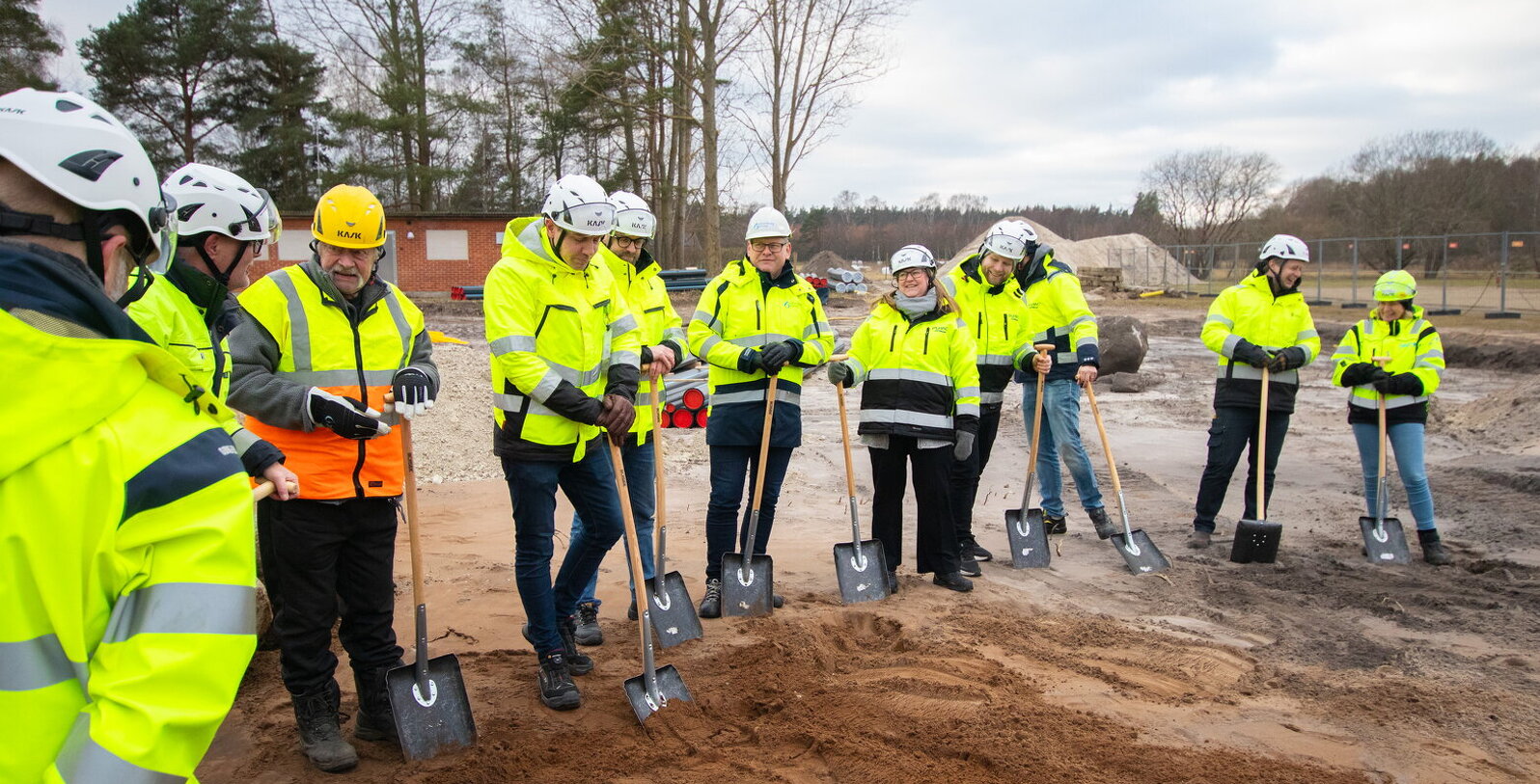 Bild på när de första spadtagen tas vid byggstarten av Nymölla vattenverk.