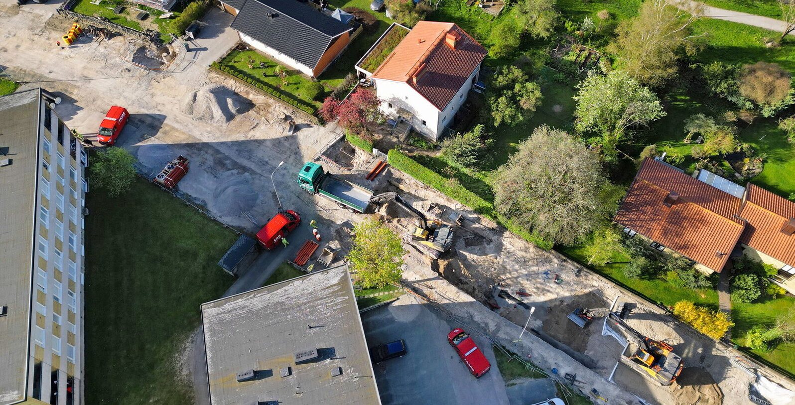 Drönarbild som visar när nya ledningar grävdes ner på Ågatan i maj 2024.